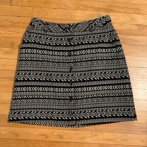 Size 8 button down black/white print skirt
